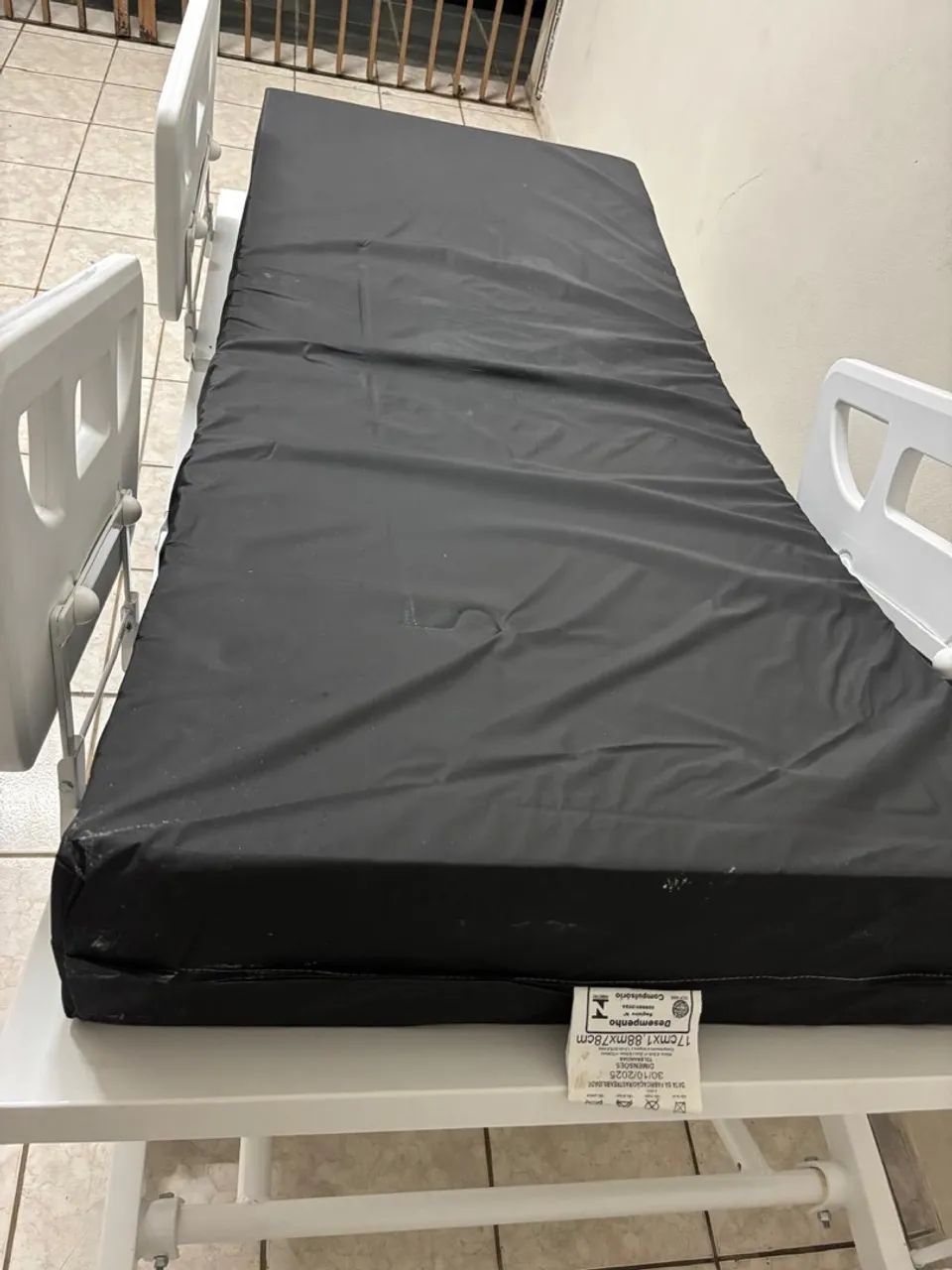 Cama hospitalar com colchão semi nova  - Foto 3