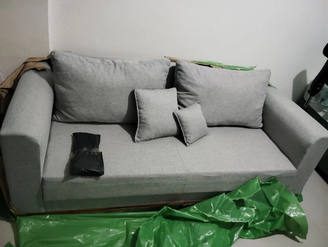 Vendo sofá de 3 lugares novo