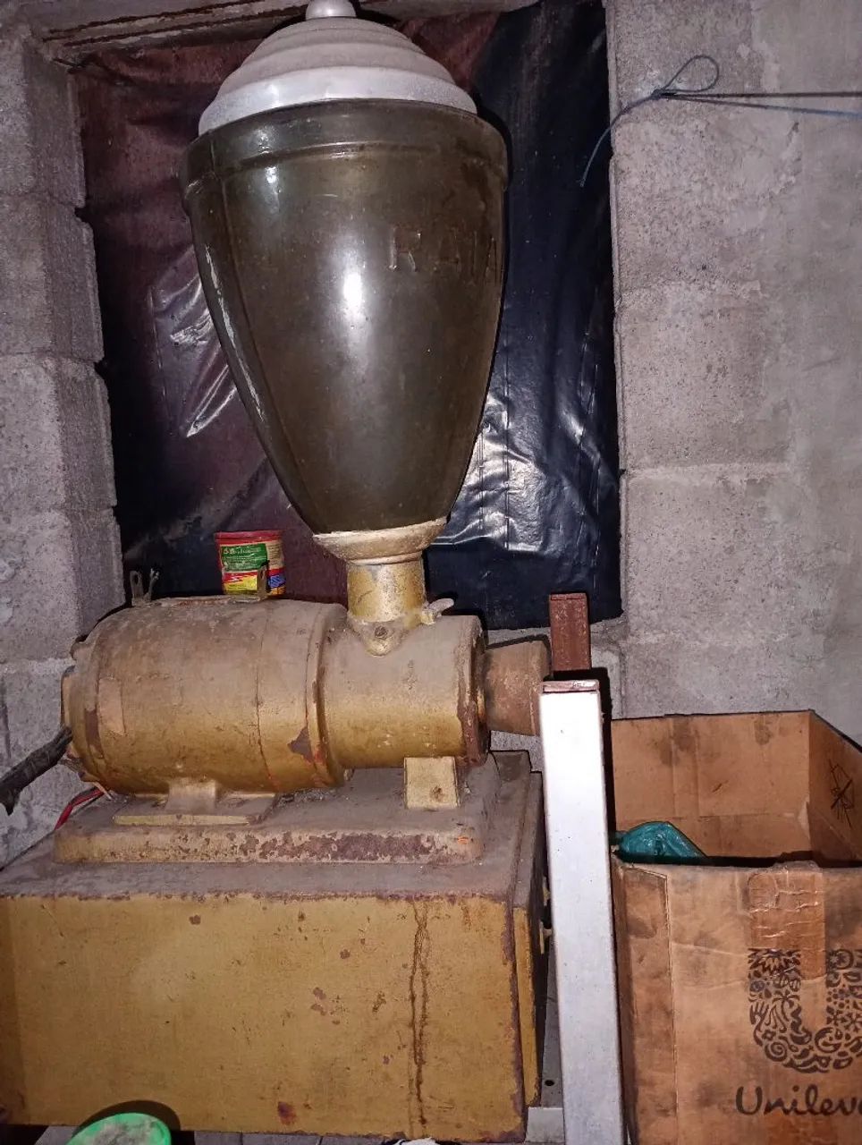 Máquina de moer café antiga