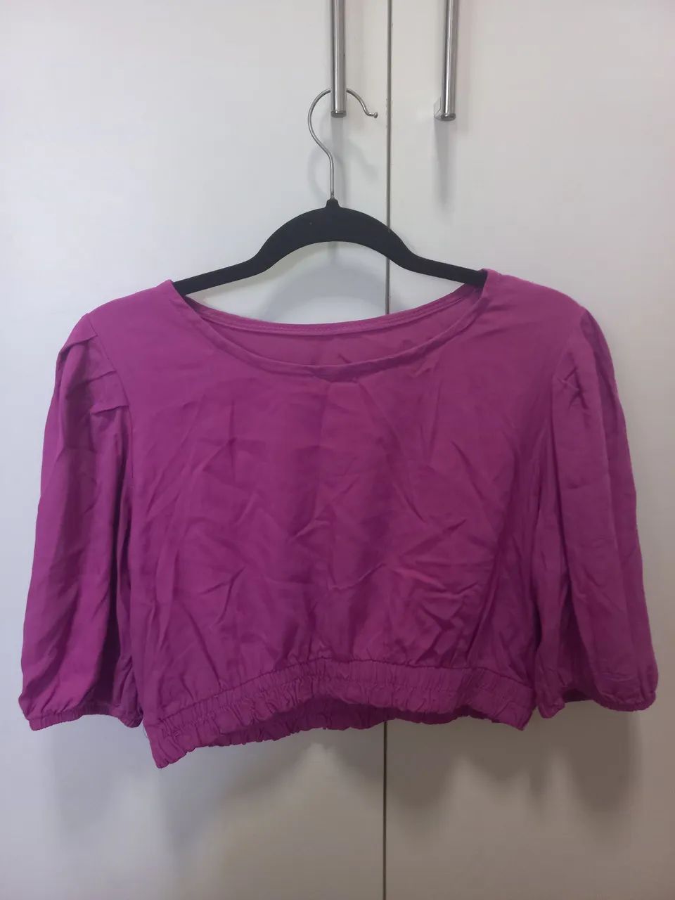 Blusa cropped manga bufante magenta