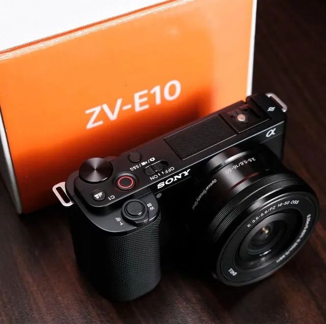 Câmera Sony ZV e10 Lente 16-50mm Kit Novo com NF  - Foto 2