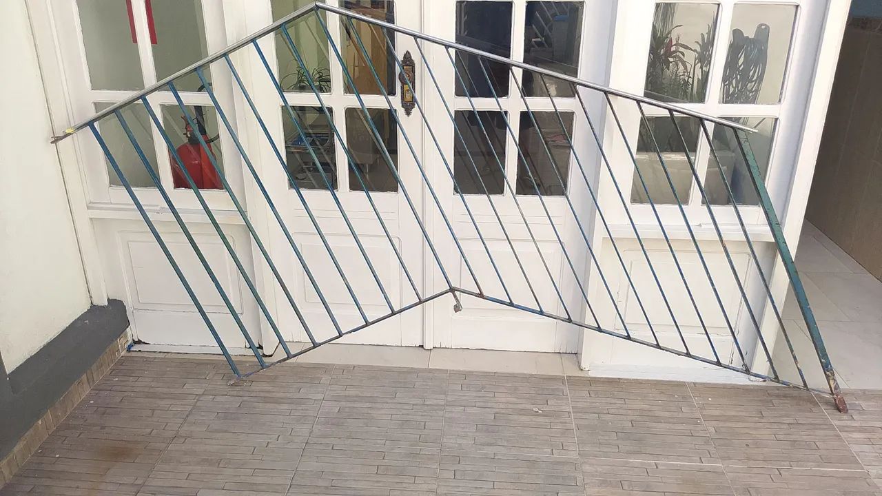 Vendo Grade de ferro para escada. - Foto 2