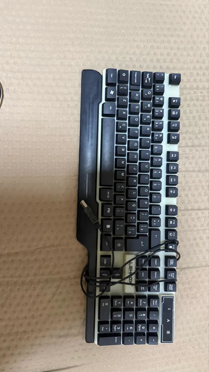 teclado e mouse com rgb