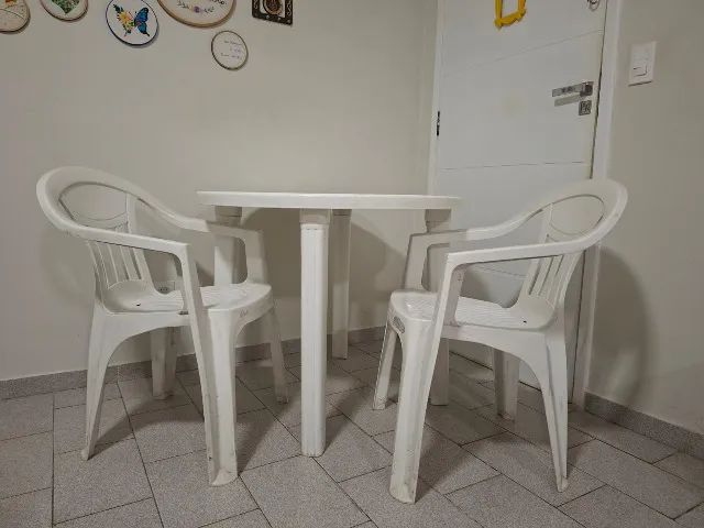 Mesa redonda com 02 cadeiras PVC Tramontina.