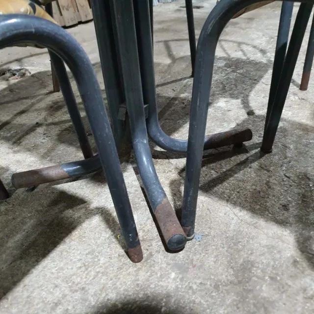 Mesa de Lanchonete Com 4 Cadeiras Usada - Foto 3