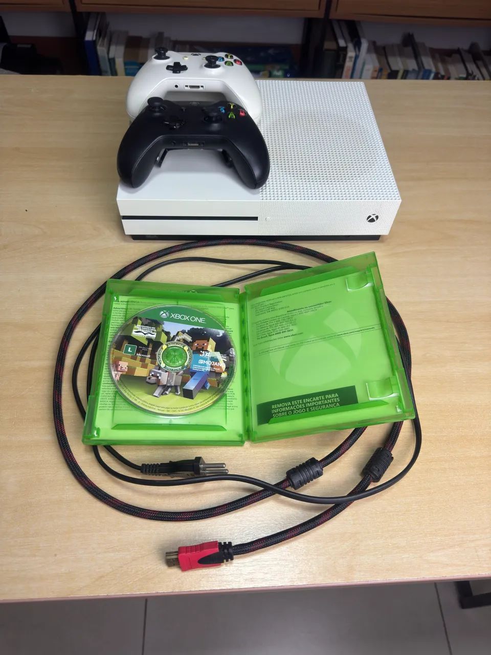 Xbox One S 1TB Com 2 Controles! - Foto 3