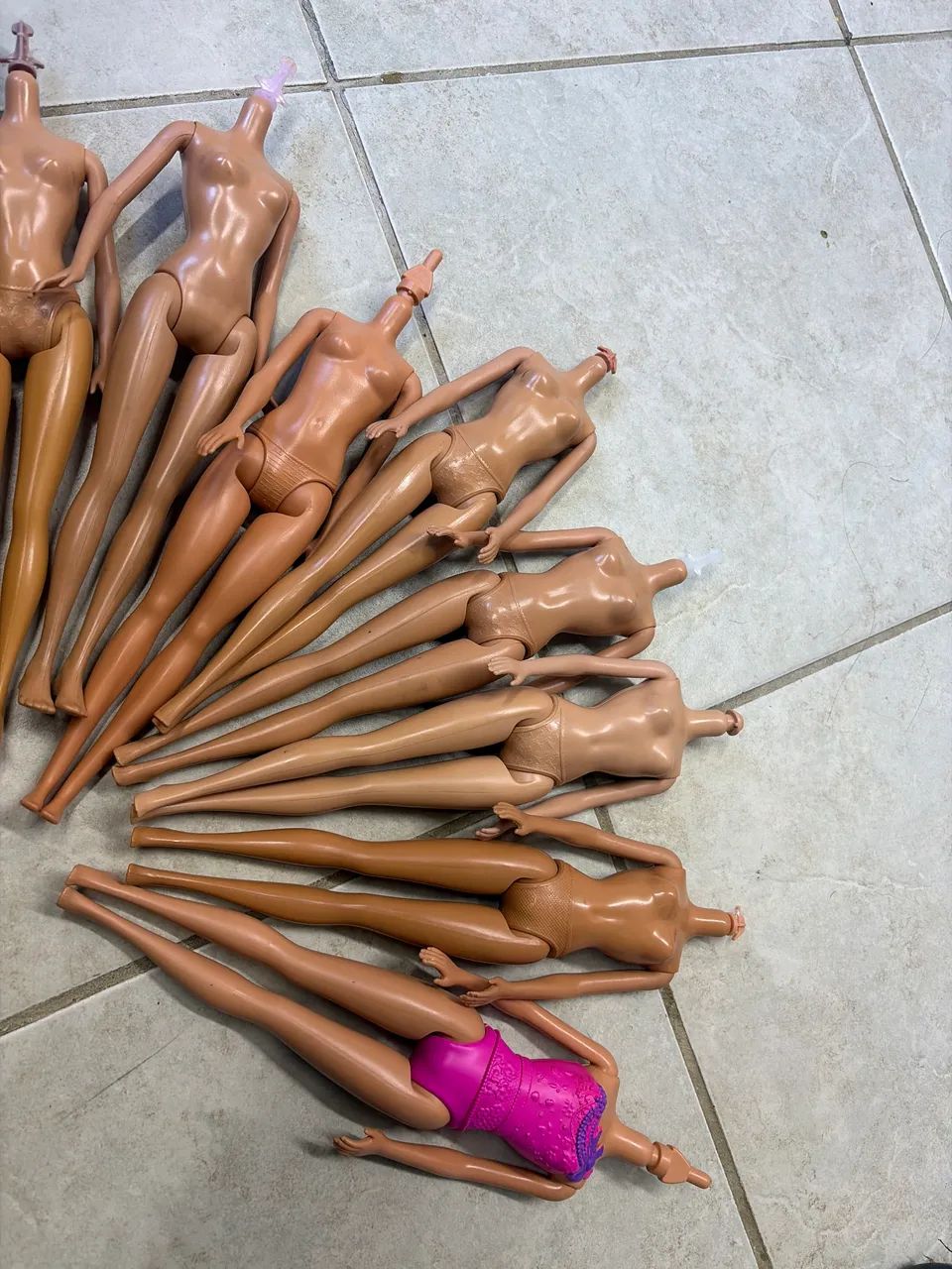 10 corpinhos de Barbies variadas básicas  - Foto 3