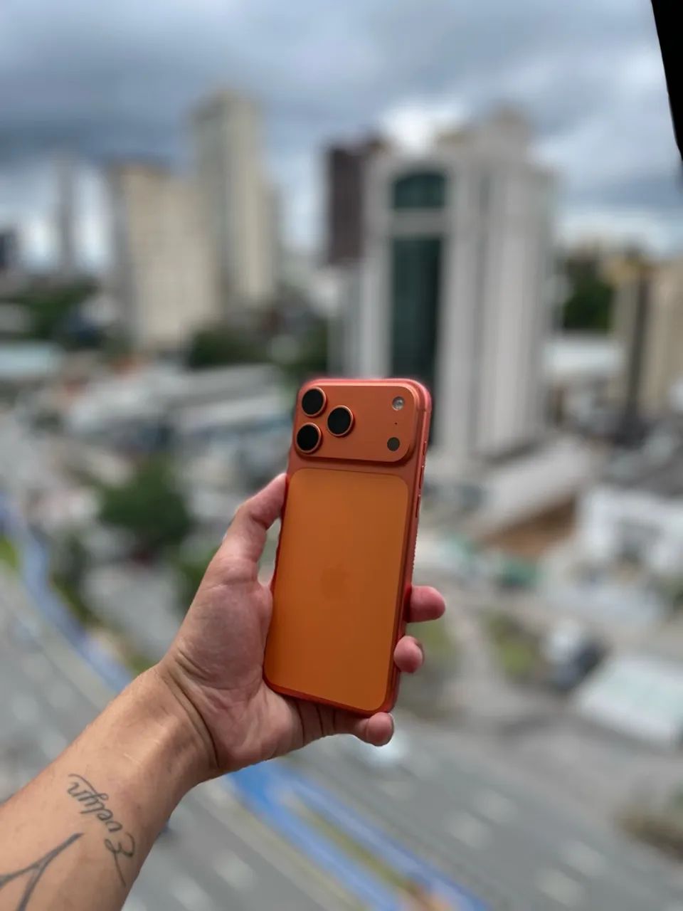 iPhone 17 pro Max laranja usado 