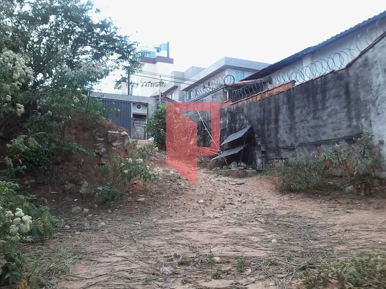 LOTE A VENDA NO BAIRRO CAIÇARAS!