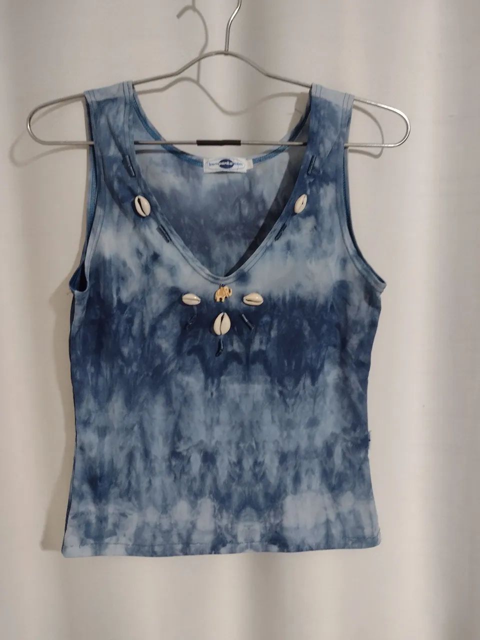 Blusa tie dye azul com Búzios bordados