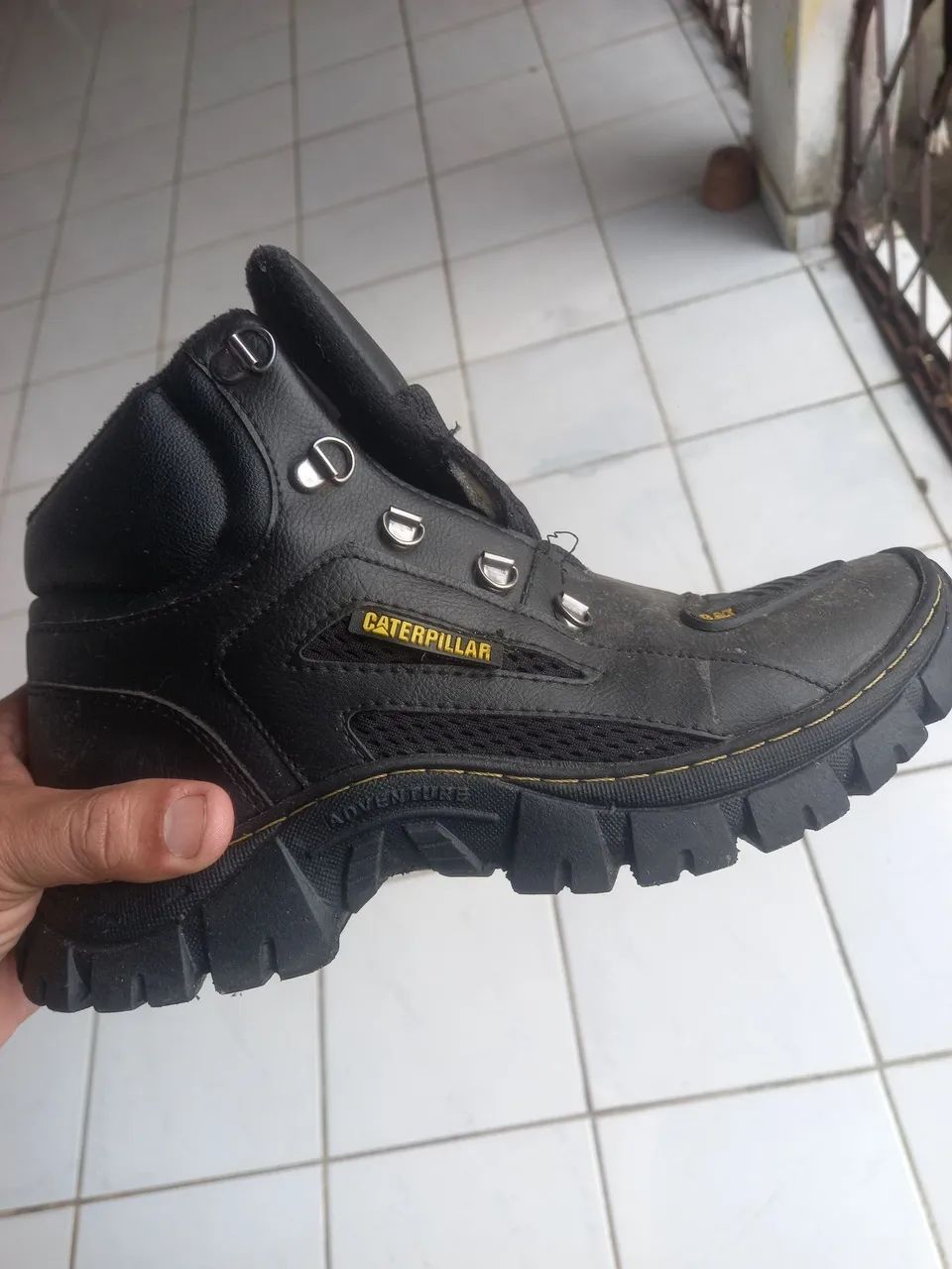 Vendo uma botina 