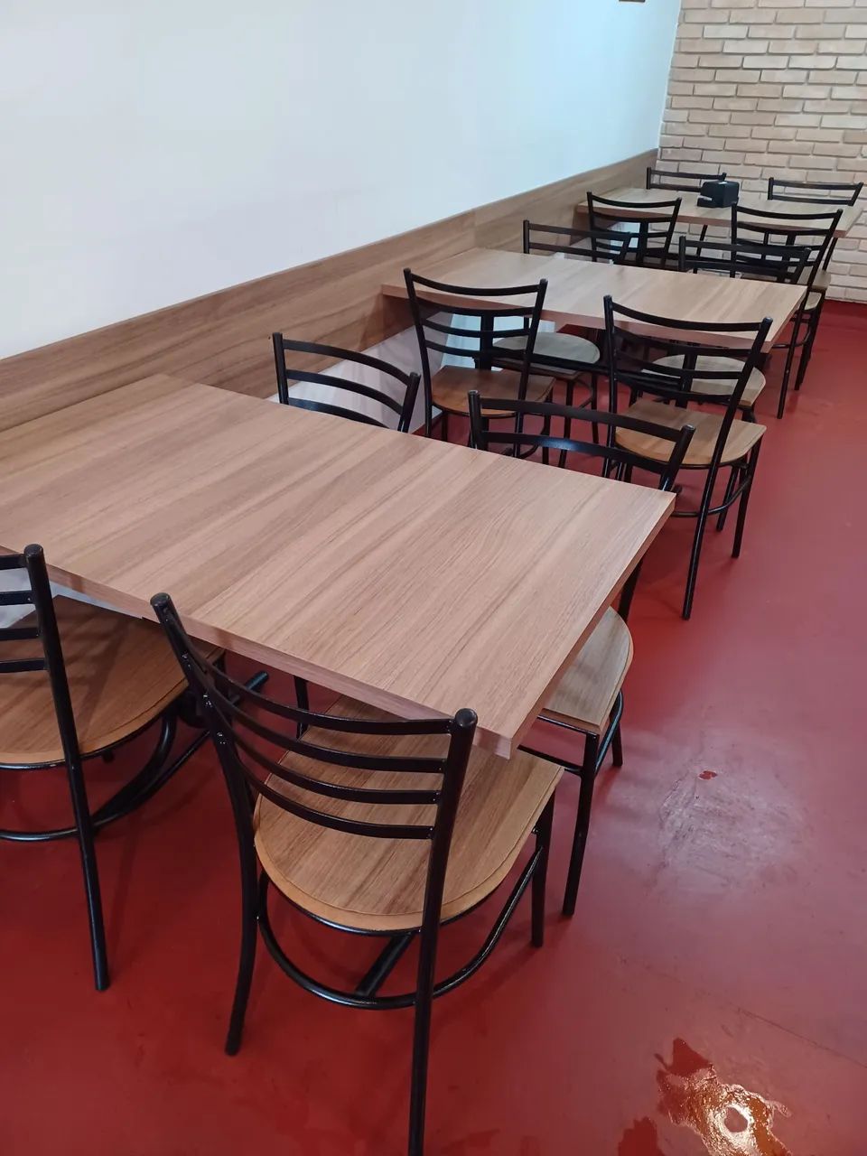 Vendo Conjunto  com 8 mesas com cadeiras