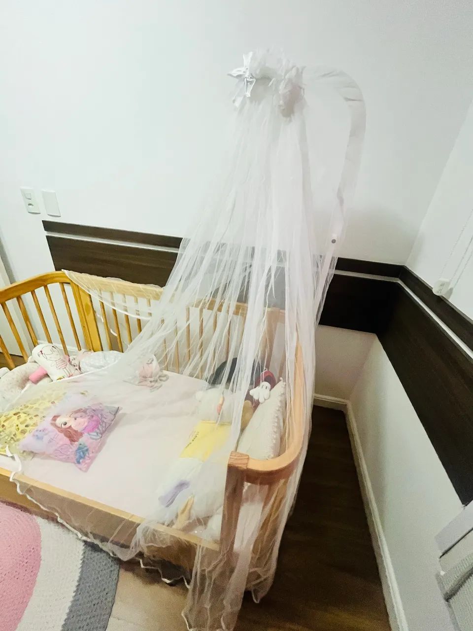 Mosquiteiro com suporte para berço 