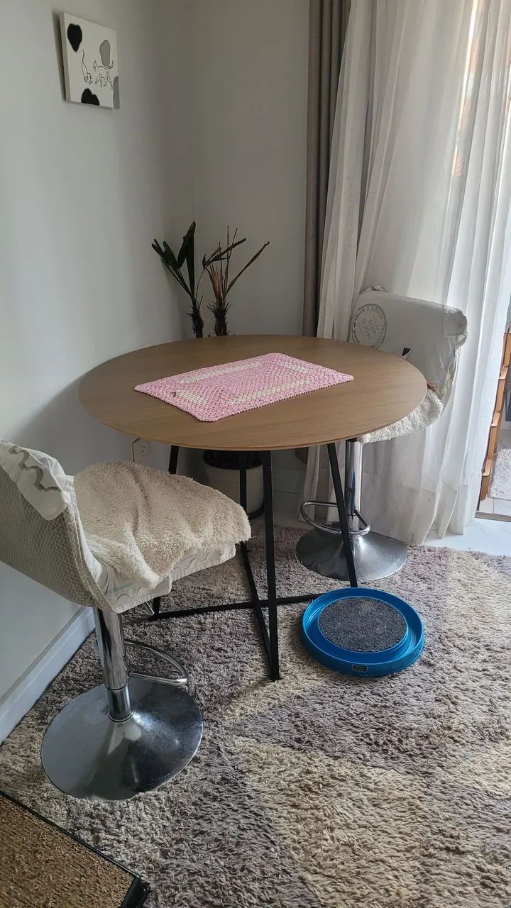 Mesa com 2 cadeiras