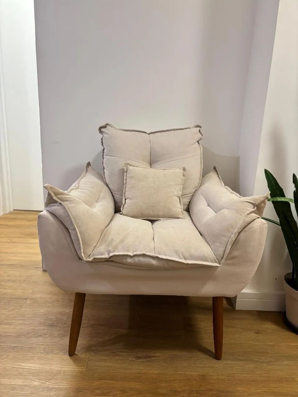 Poltrona Decorativa Bege + Almofada Pequena  - Foto 3