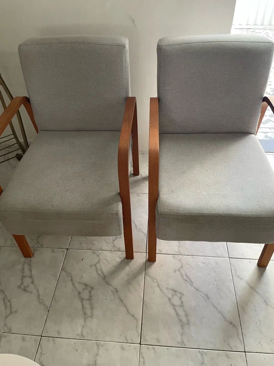 Vende-se Sofá retrátil, duas poltronas e um centro de sala. - Foto 2