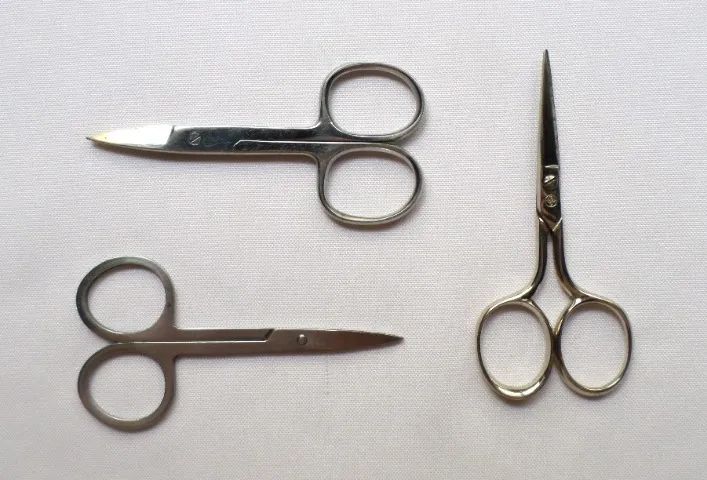 Kit c/ 3 Tesouras Pequenas (9cm) Multiuso em Metal c/ Marcas Variadas - Usadas