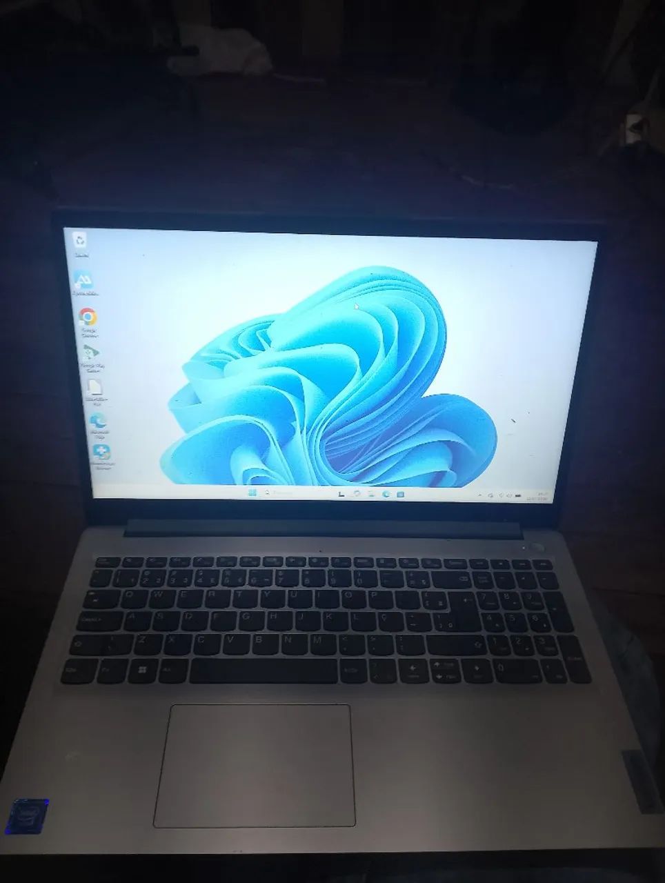 notebook Lenovo IdeaPad de 15,6 polegadas, com um design fino e acabamento cinza. - Foto 2