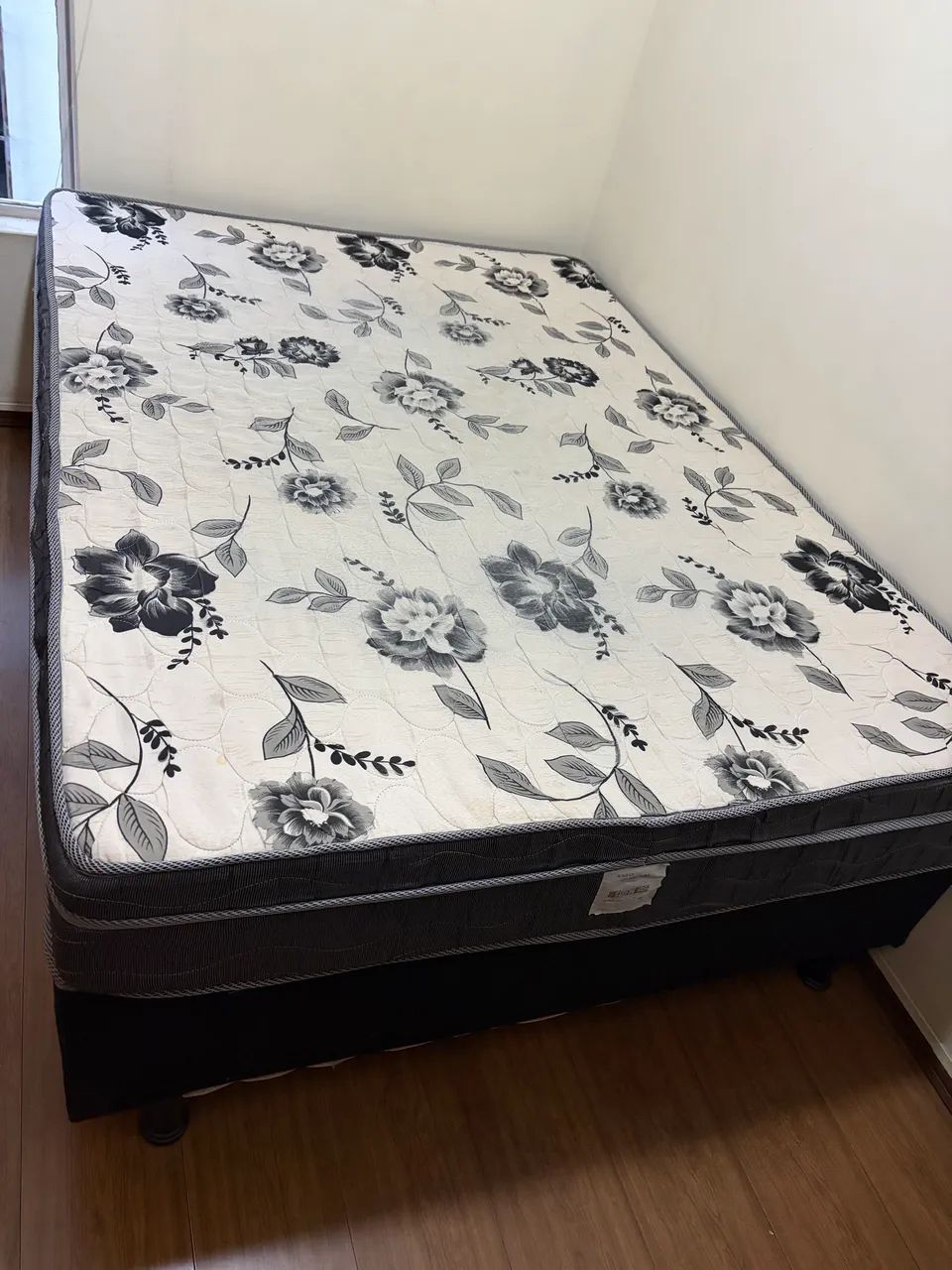 Cama box casal com um colchão ortobom D45