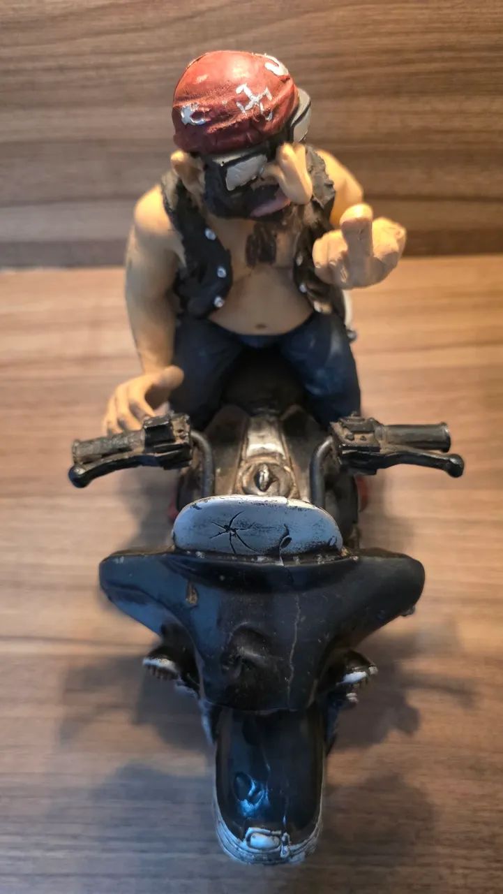 Motoqueiro em resina - Foto 5
