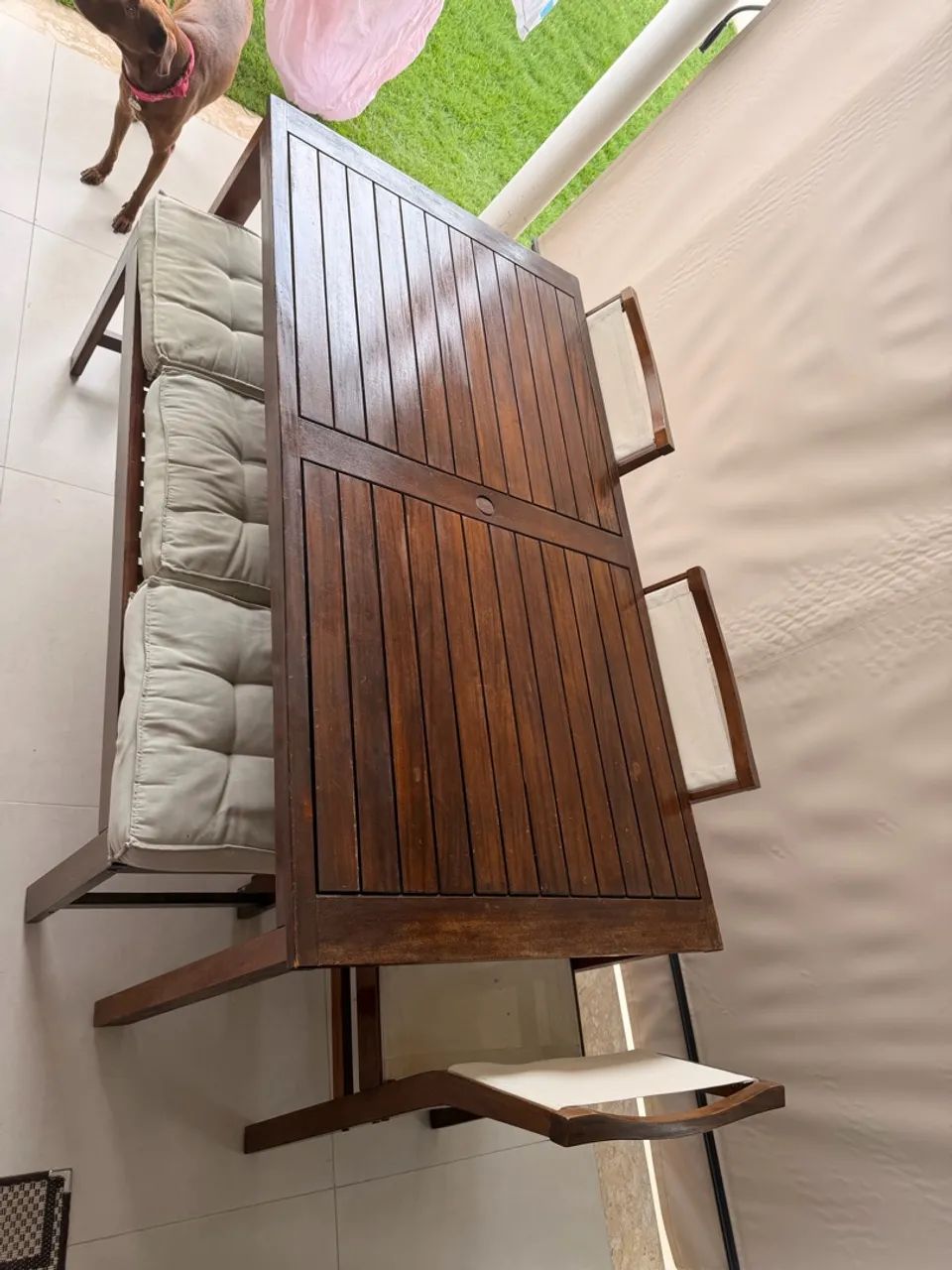 Conjunto de mesa, cadeiras e banco