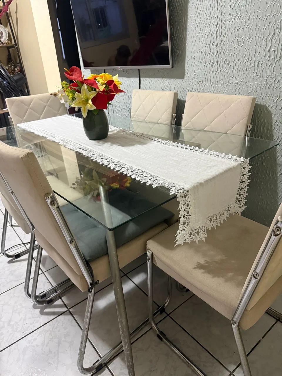 Mesa com 6 cadeiras estofadas - Foto 2