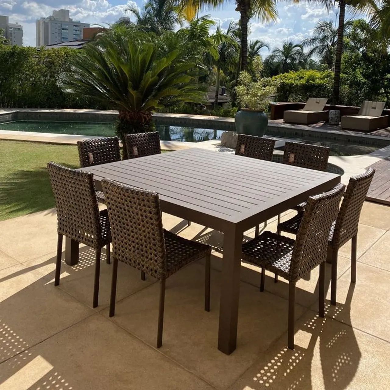 Jogo de mesa com 8 cadeiras 