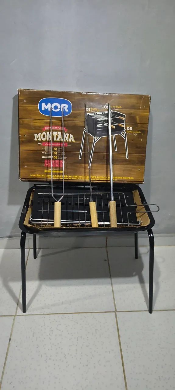 Churrasqueira desmontável com 3 espetos e grelha