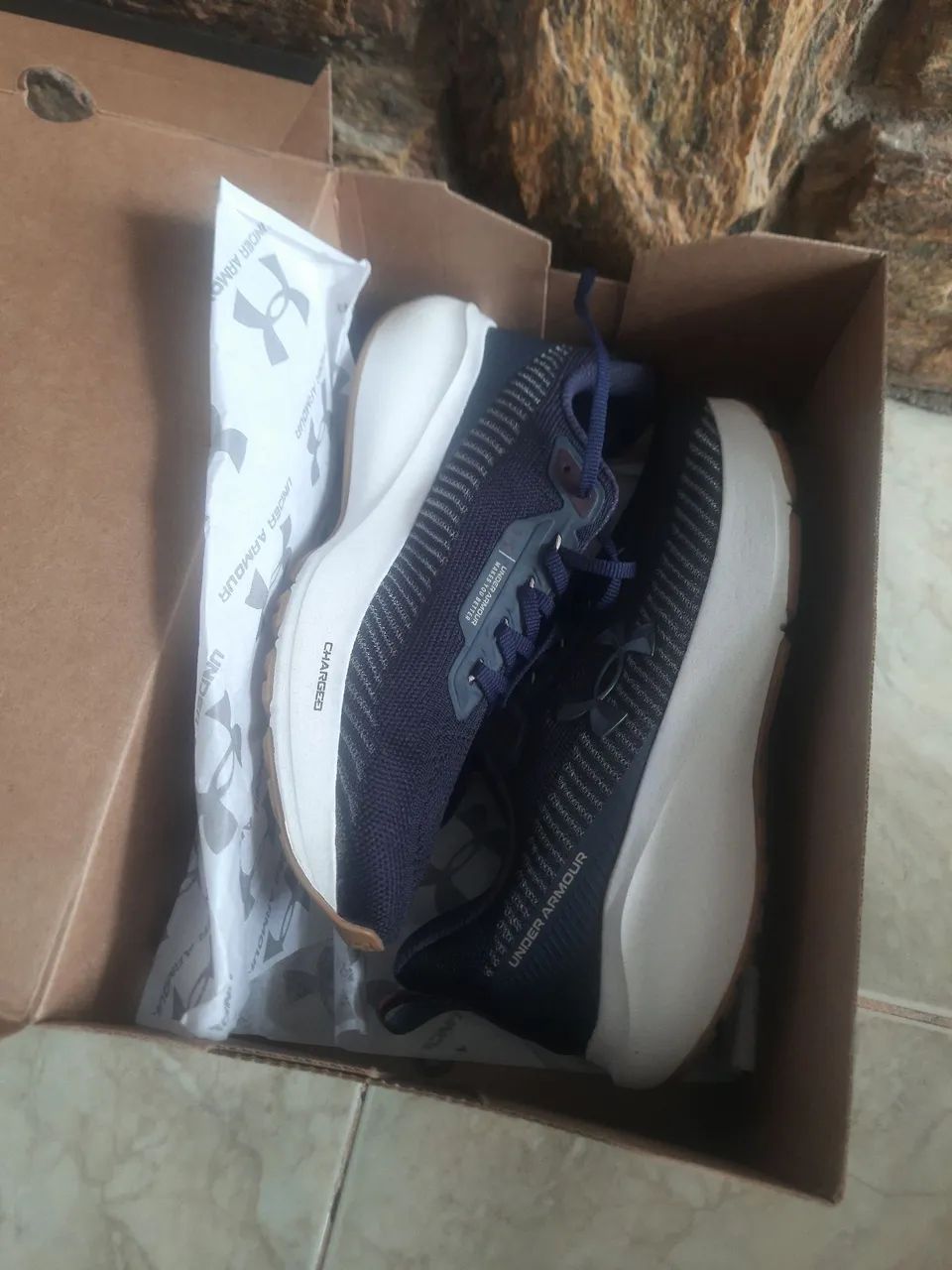 Par de tênis Under Armour original tam.40 mais um par de meias - Foto 6