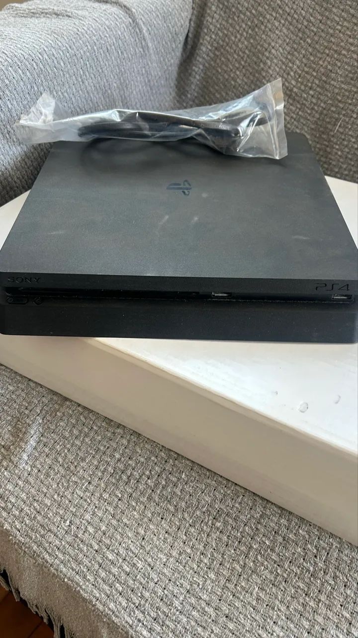 PS4 Slim 1TB + 4 jogos  - Foto 2