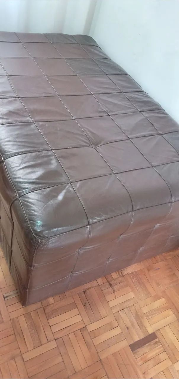 PUFF MARROM EM COURO LEGÍTIMO!... - Foto 2