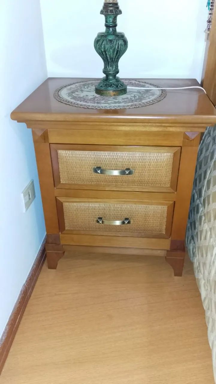 Conjunto de quarto com cama e duas mesas de cabeceira.