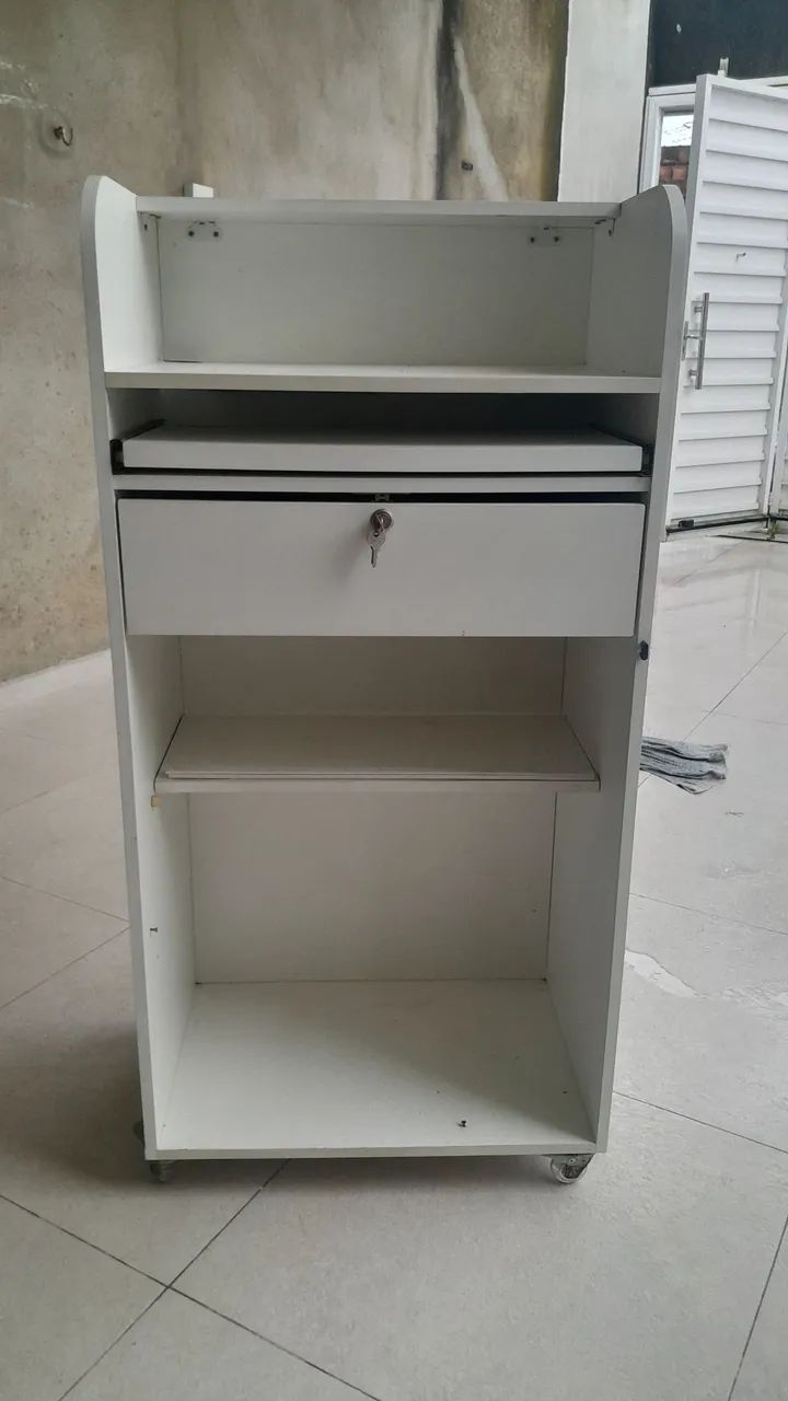 Balcão caixa com rodinha e gaveta com chave