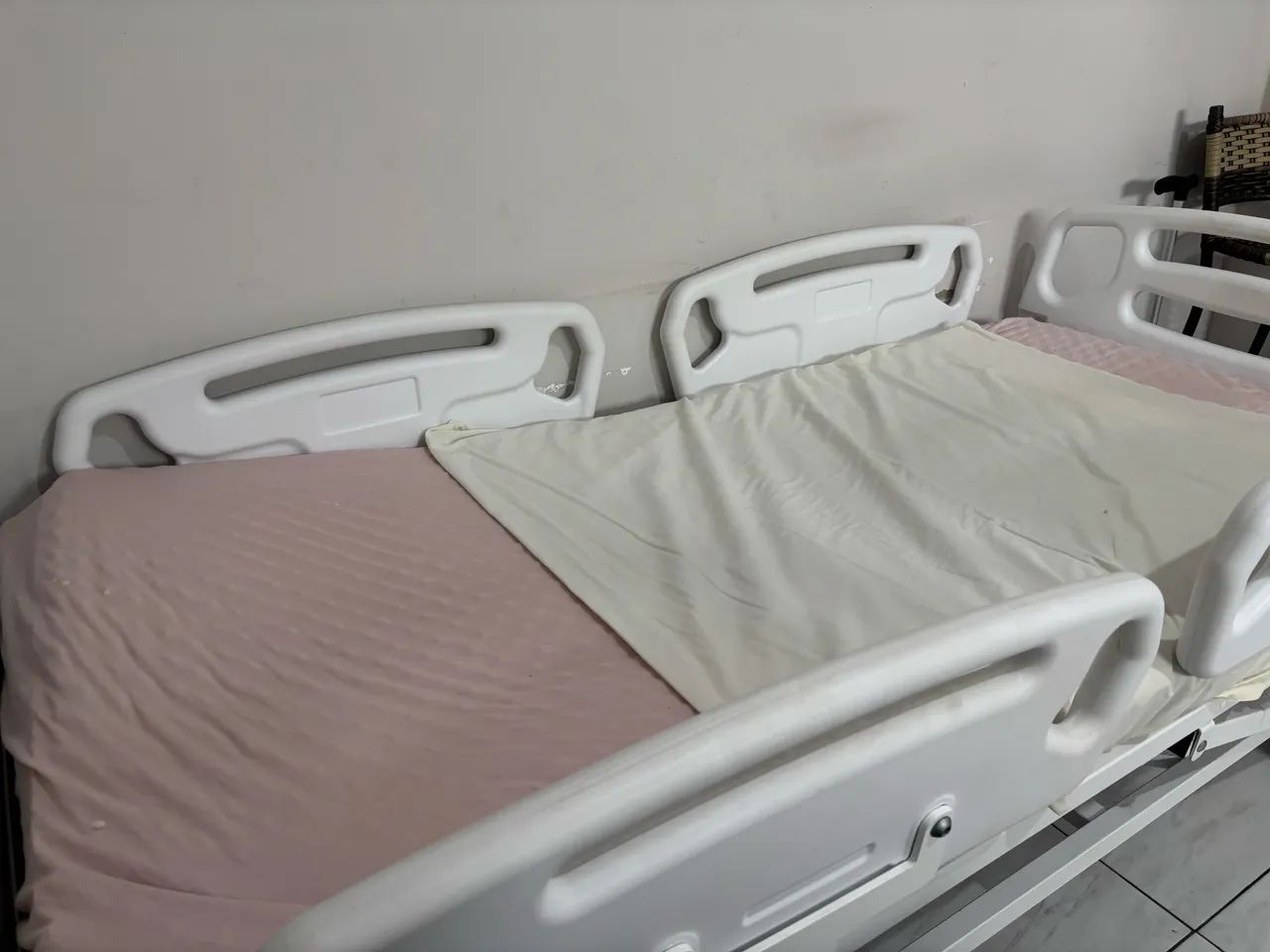 Cama hospitalar ajustável a manivela - Foto 3