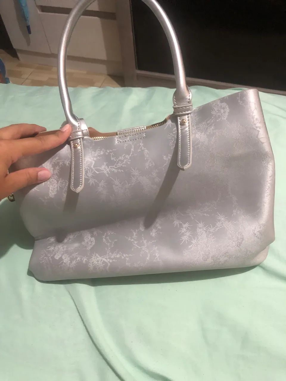 Esta elegante bolsa tote cinza prateada  - Foto 4