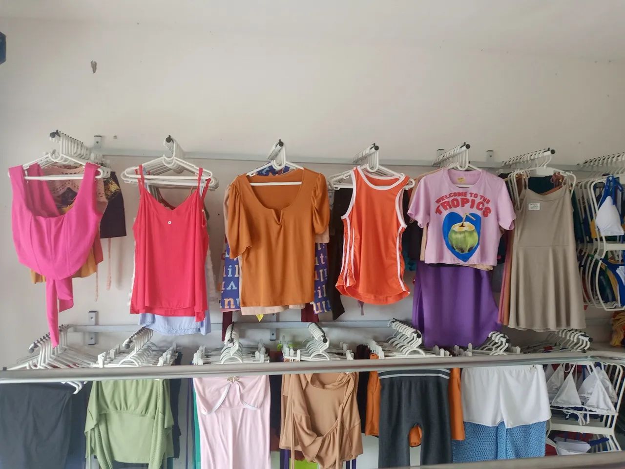 Régua de parede pra loja de roupa 