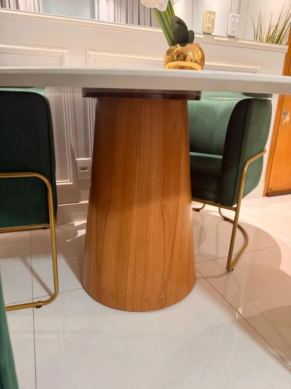 4 Poltronas + Mesa redonda 120cm em Laca com vidro e base em madeira - Foto 4