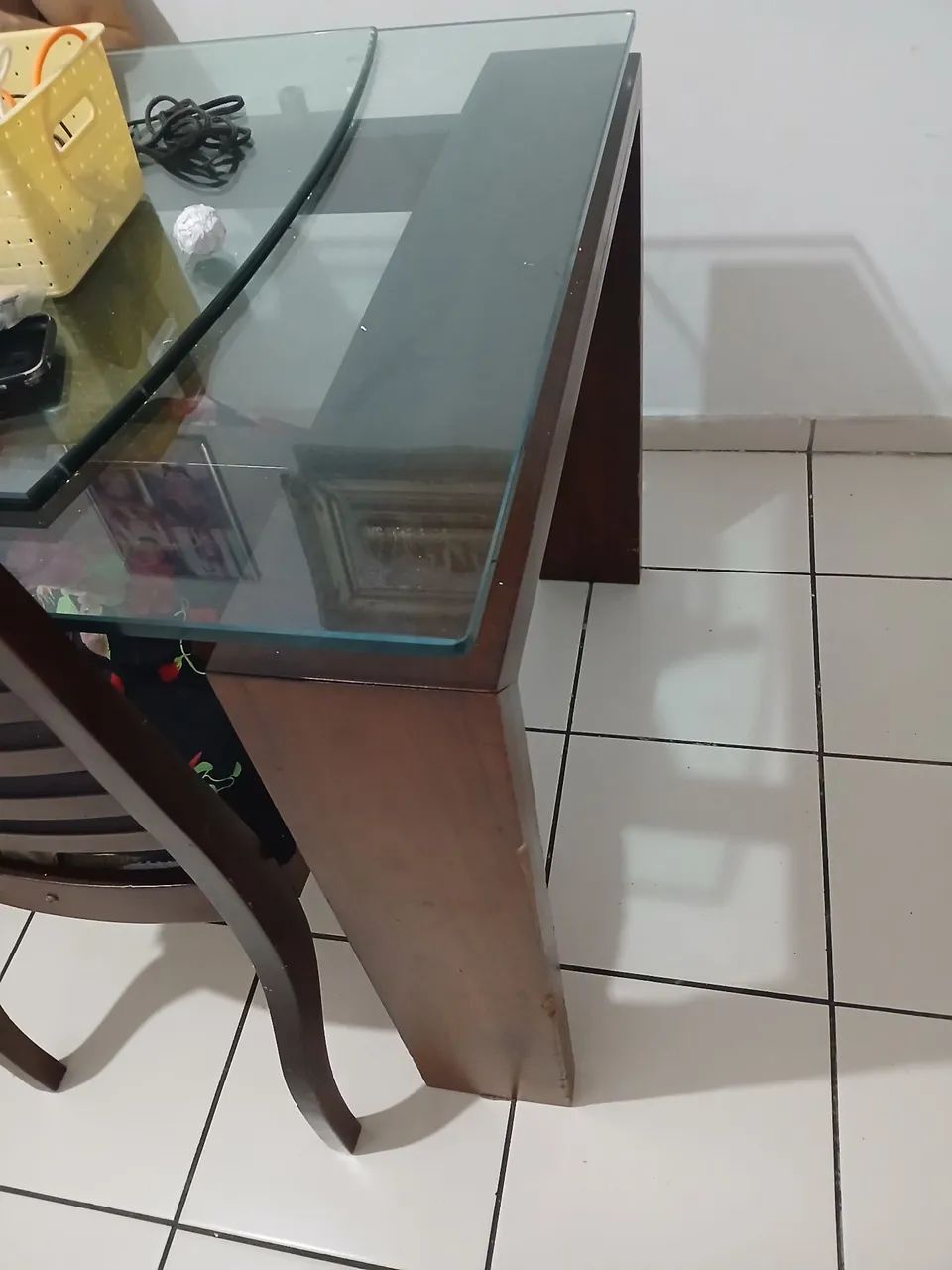 Mesa de vidro com 4 cadeiras 