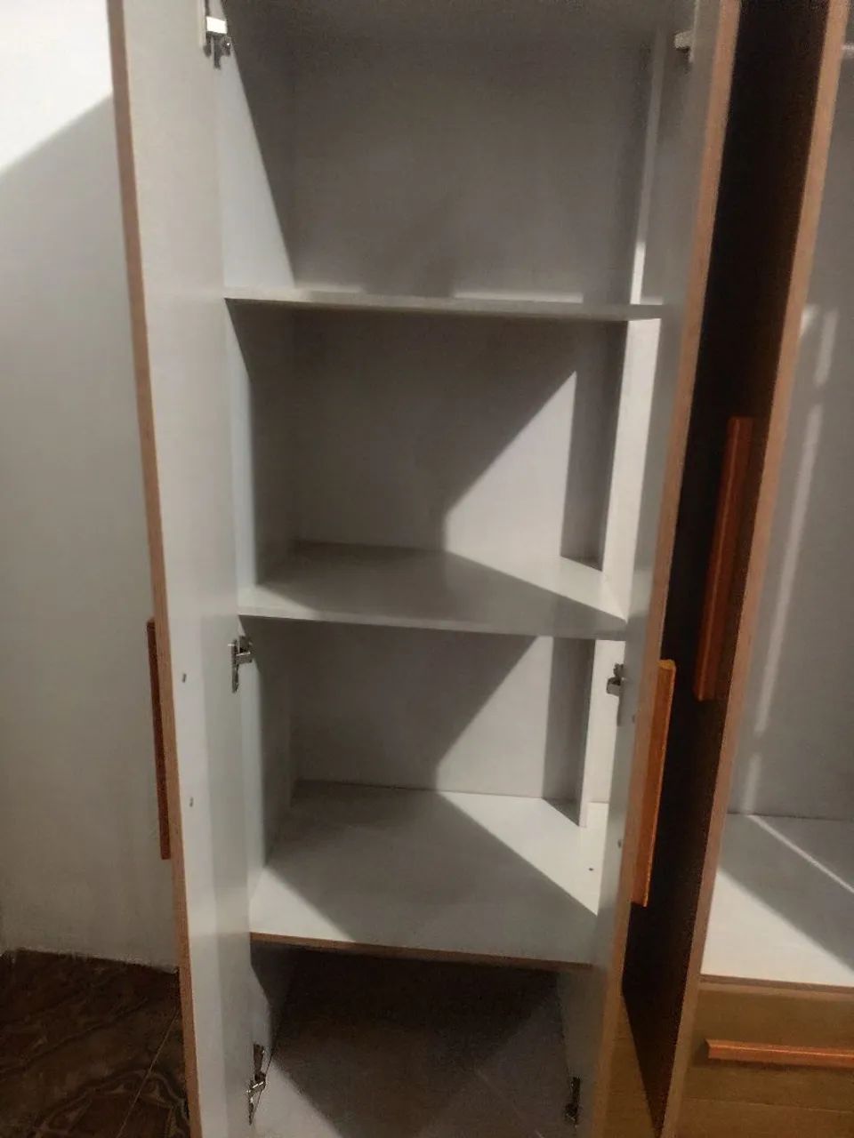 Vendo Guarda roupa com 4 portas e 2 gavetas - Foto 3