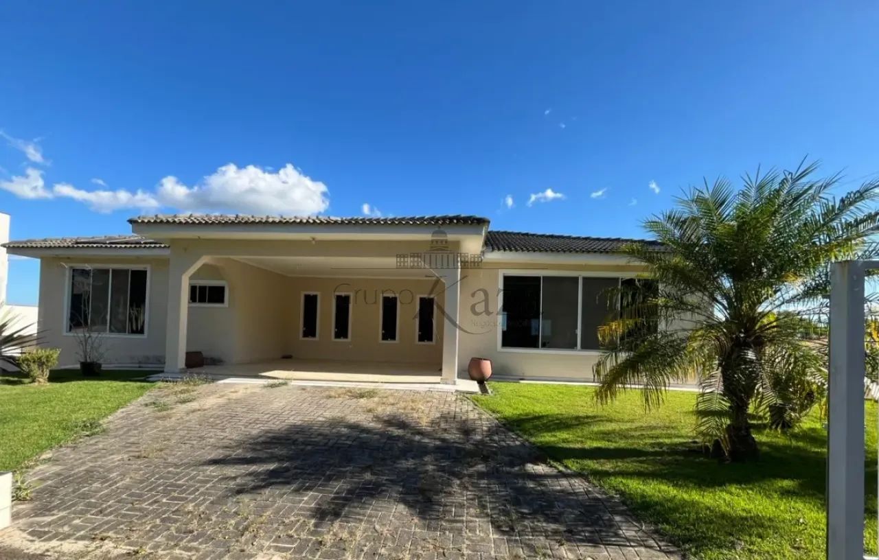 Casa em Condomínio Térrea - Condomínio Colinas do Parahyba - 3 Dormitórios - 401m².