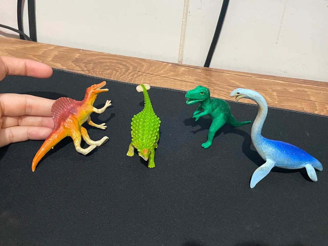 4 bonecos dinomania
