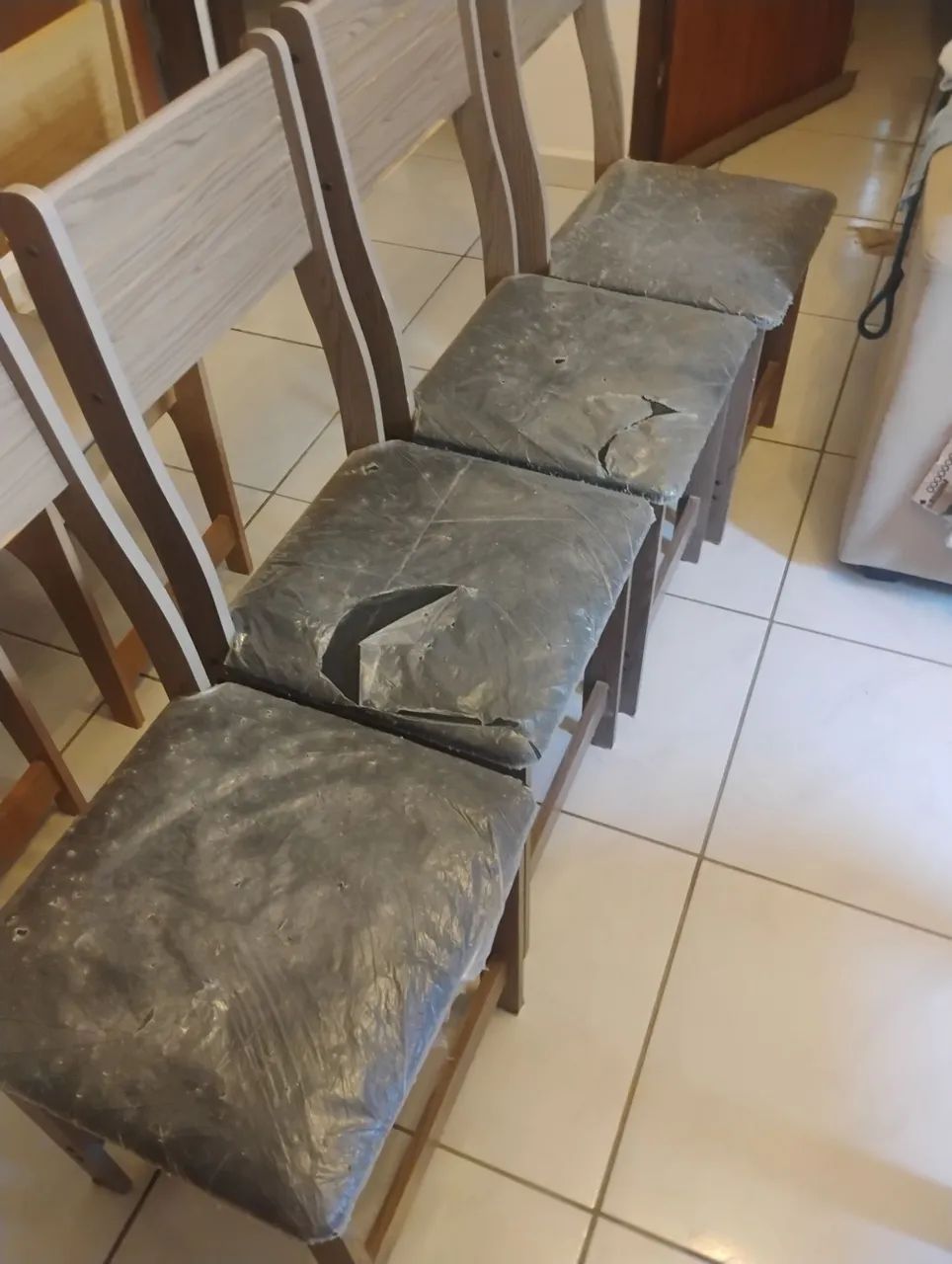 Mesa com quatro cadeiras  - Foto 5