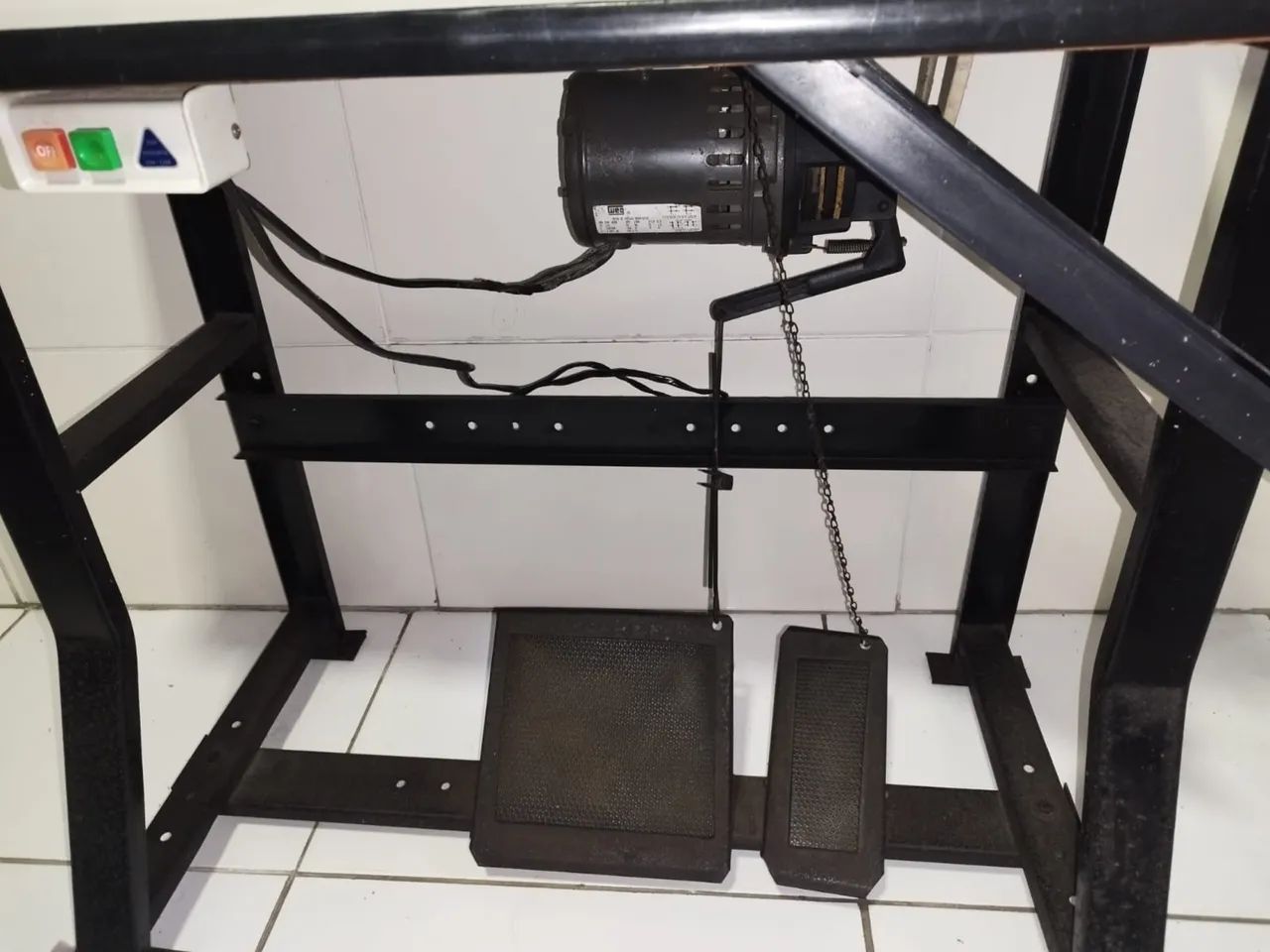 Máquina de costura Overlok semi-industrial 