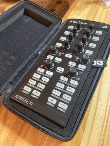 Controladora Traktor X1 MK1 Native Instruments - Foto 4