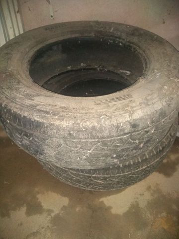 Vende-se 2 pneus Pirelli Scorpion numeração 245 65 17