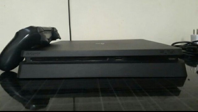 Ps4 slim semi novo 