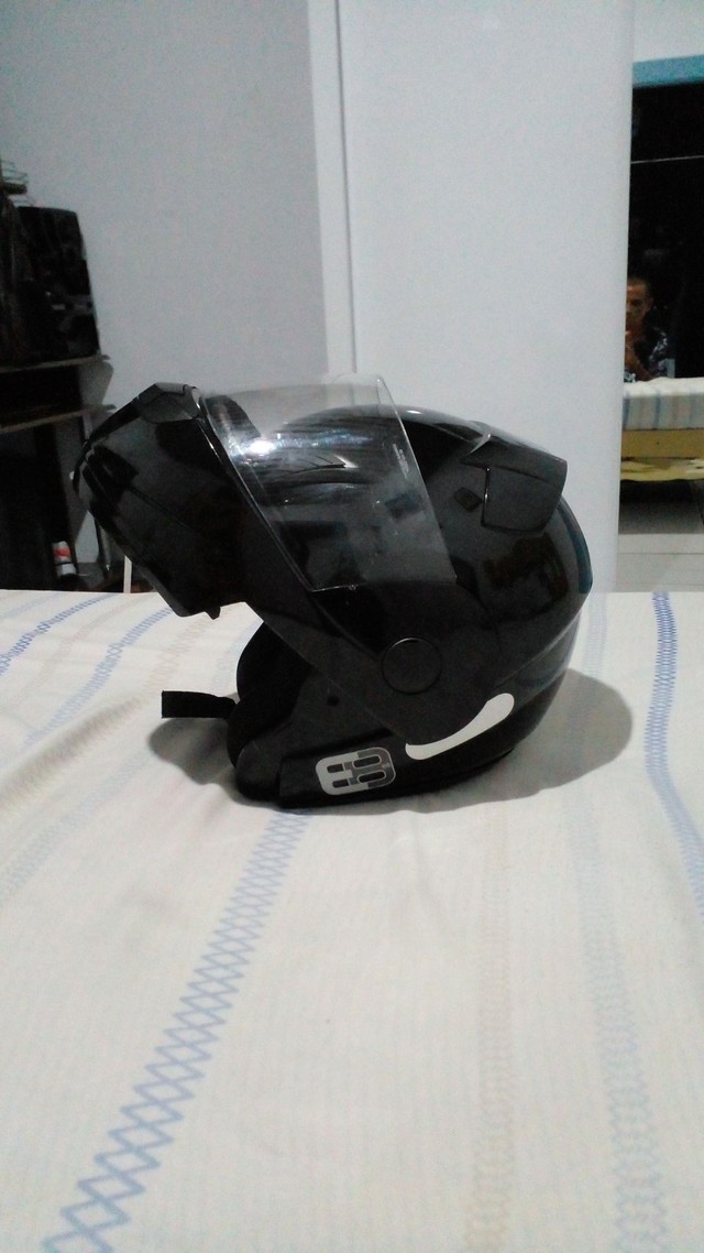 Capacete escamoteavel semi novo 130reais