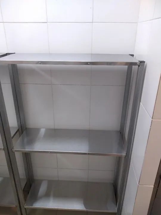 Prateleiras sob medida em inox 