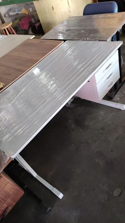 Mesa para escritório com gavetas 
