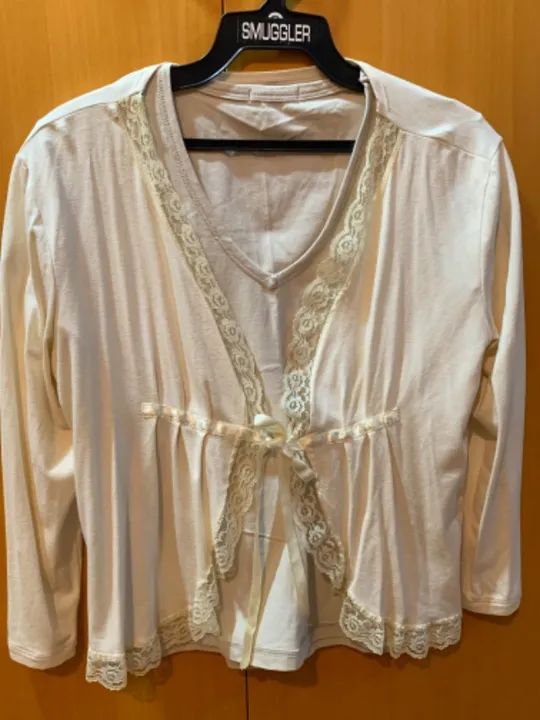 Blusa malha de mangas curtas e casaquinho 